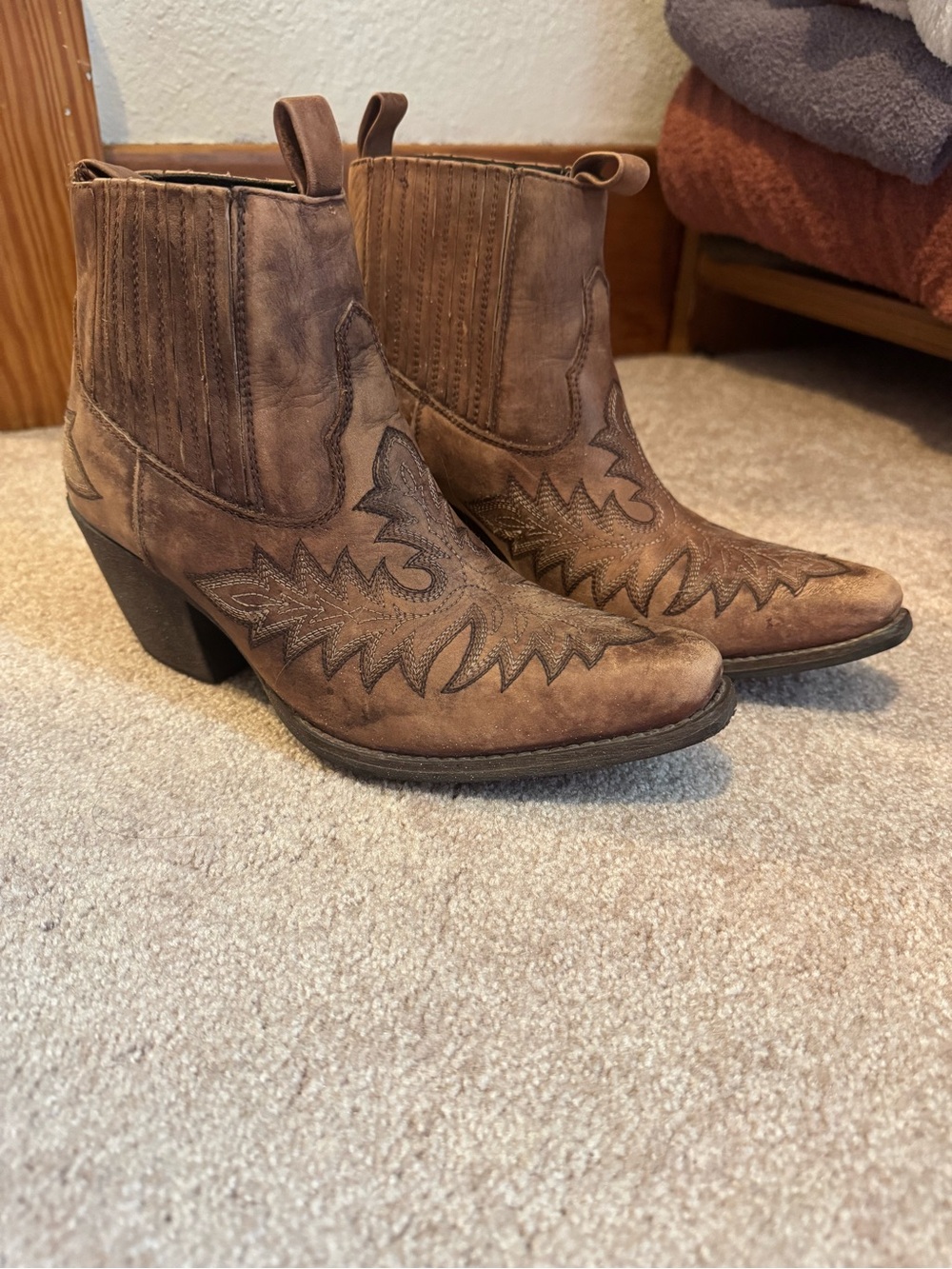 Ariat Scarlet cowboy ankle boot- discontinued. These Are Sooooo Cute!! - Picture 3 of 6